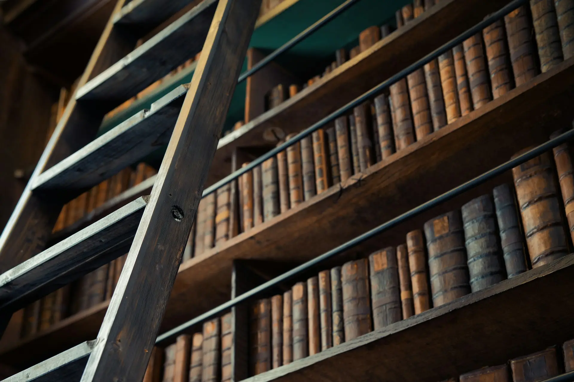 ladder leunt tegen plank met boeken